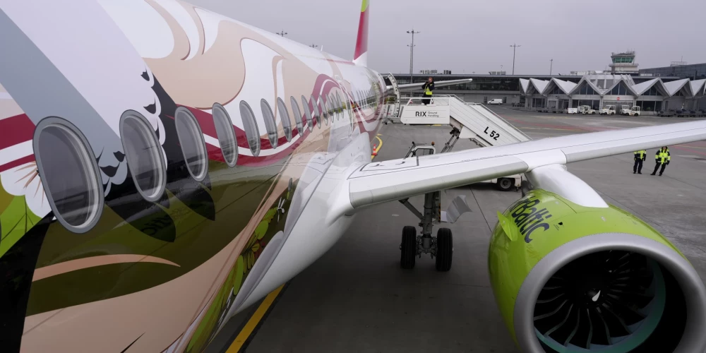 "airBaltic" lidmašīna starptautiskajā lidostā "Rīga".