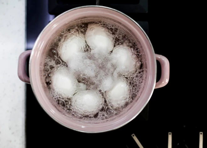 Ola kā ola, bet katliņā ūdenī nostājas vertikāli. Kā saprast, ka olas ir svaigas?