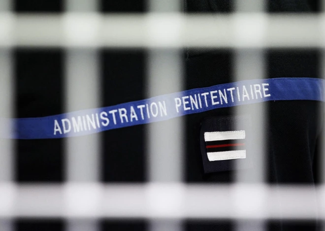 Atriebība? Francijā pie vairākiem cietumiem aizdedzinātas automašīnas