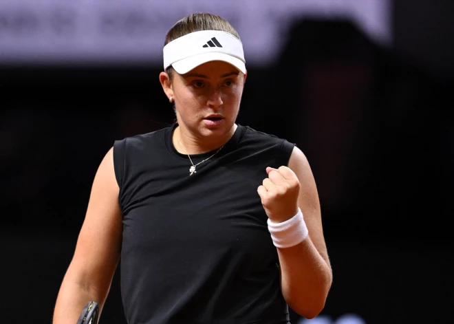 Ostapenko ar uzvaru pār traumēto dubultspēļu pārinieci sasniedz Štutgartes "WTA 500" turnīra otro kārtu