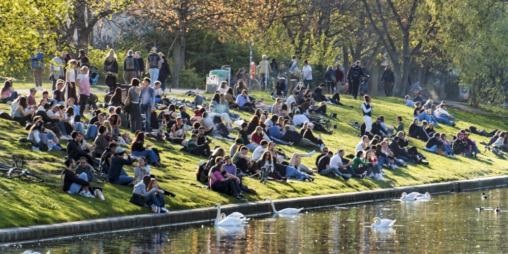 Cilvēki Berlīnē bauda pavasari. 2025. gada 12. aprīlis. FOTO: IMAGO/Scanpix
