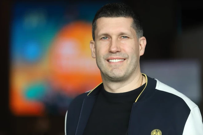 "Mūsu tieša interese ir veicināt jauniešu iesaisti enerģētikas nozarē. Ja salīdzina Eiropas robežās, mūsu valstī ir ļoti izteikta disproporcija starp humanitāro zinātņu speciālistiem un eksakto zinātņu speciālistiem. Šāda situācija nav savienojama ar ilgtspējīgas nākotnes veidošanu. Latvijai ir jāvirzās uz industrializāciju, sevišķi saprotot mākslīgā intelekta ieviestās un gaidāmās izmaiņas darba tirgū," pauda AS "Latvenergo" valdes priekšsēdētājs Mārtiņš Čakste.