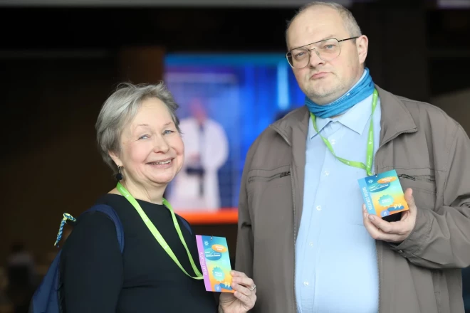 “Tās ir muļķības, ka mūsu jaunieši vairumu sava laika pavada ekrānos, sociālajos tīklos! Problēmas drīzāk ir organizēt laiku tā, lai tiktu uz it visām olimpiādēm un pasākumiem, par kuriem ir interese – sākot ar ķīmijas, matemātikas, beidzot ar lingvistikas olimpiādēm. Un vēl pa vidu ir Dziesmusvētku skates!” saka pedagoģe Ata Krūmiņa, kura konkursā pārstāv Rīgas Valsts 1. ģimnāziju. “Skolēni zina, ka mēs šajā pasākumā piedalāmies un katriem nākamajiem pretendentiem tā interese rodas, uzzinot par savu skolasbiedru iepriekšējo pieredzi. Piedalāmies ik gadu, tā ir pēctecība!” piebilst fizikas skolotājs Valdis Jerums, kurš ar komandu ieradies no Valkas Jāņa Cimzes ģimnāzijas.