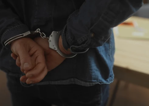 Krievijas tiesa otrdien piespriedusi pieciem jauniešiem ilgus cietumsodus par helikoptera un dzelzceļa iekārtu dedzināšanu, atbalstot Ukrainu, ziņo krievu mediji nu propagandas rupori.