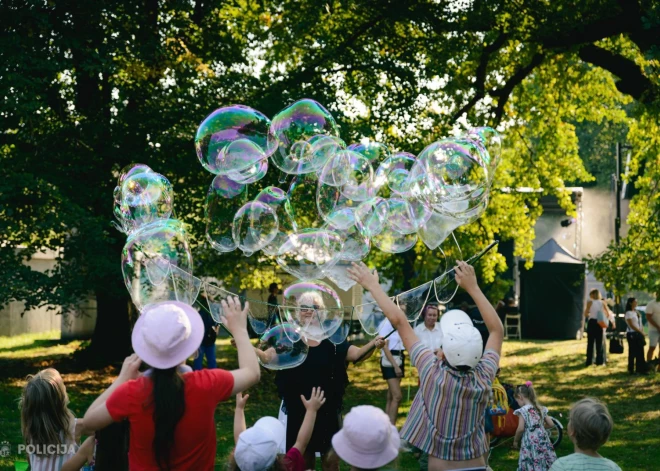 Policisti Mežaparkā uz ielas sagādā lielu pārsteigumu divgadīgam puikam, viņa tētis aizkustināts