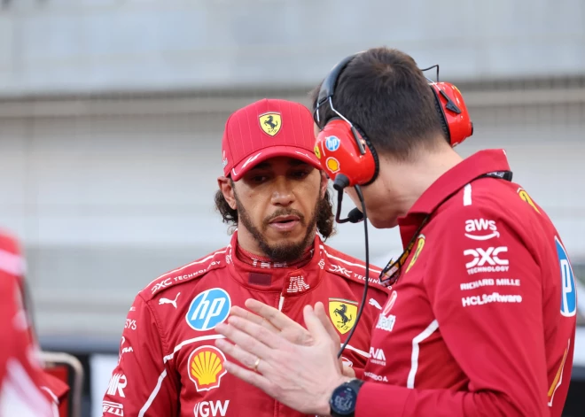 Pagāja tikai četri posmi! Hamiltons esot sapratis, kā ir jābrauc ar "Ferrari" formulu