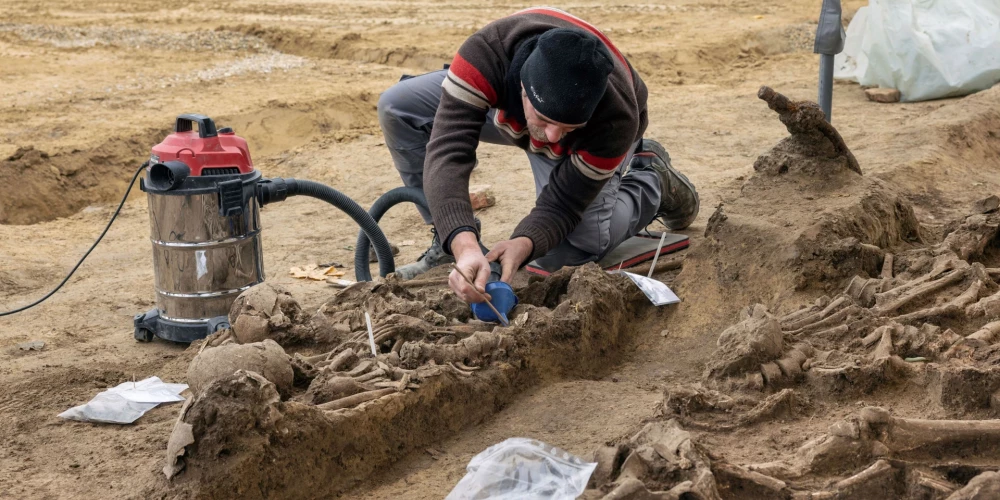 Izrakumu vieta Vīnes futbola laukumā (foto: Scanpix / AP)