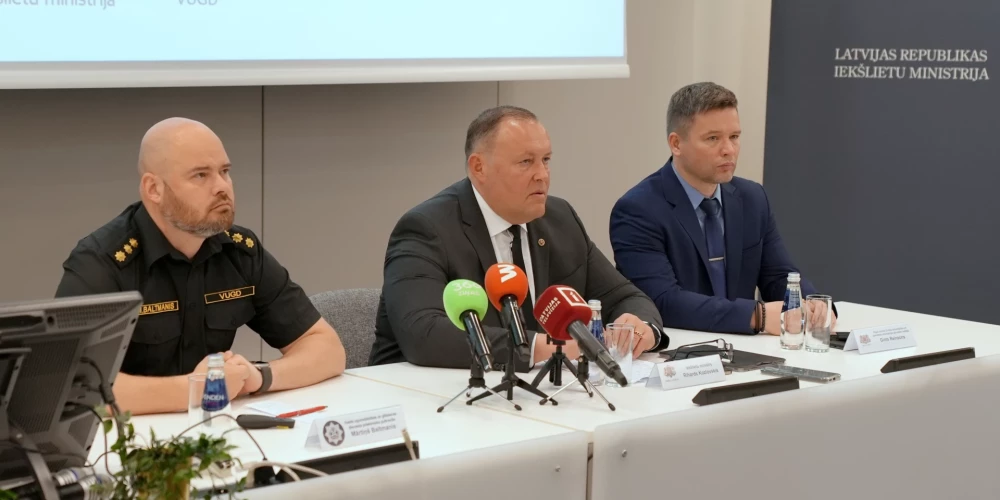 Iekšlietu ministrs Rihards Kozlovskis preses konferencē (foto: Rīgas dome)