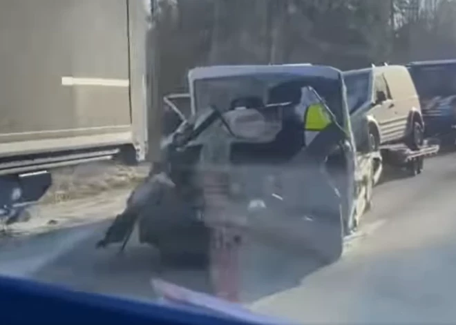 Smaga avārija uz Ventspils šosejas aiz Ķemeru pagrieziena paralizējusi satiksmi