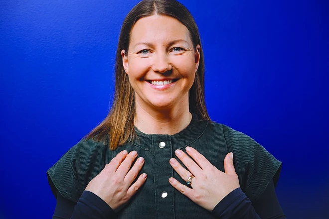 Iztaisno muguru, atslābini plecus un novieto rokas uz krūškurvja