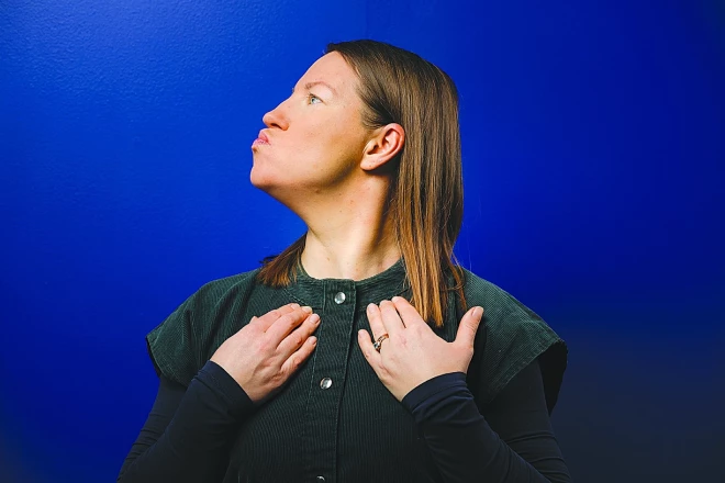 Lēnām pacel galvu uz augšu un savelc lūpas tūtiņā