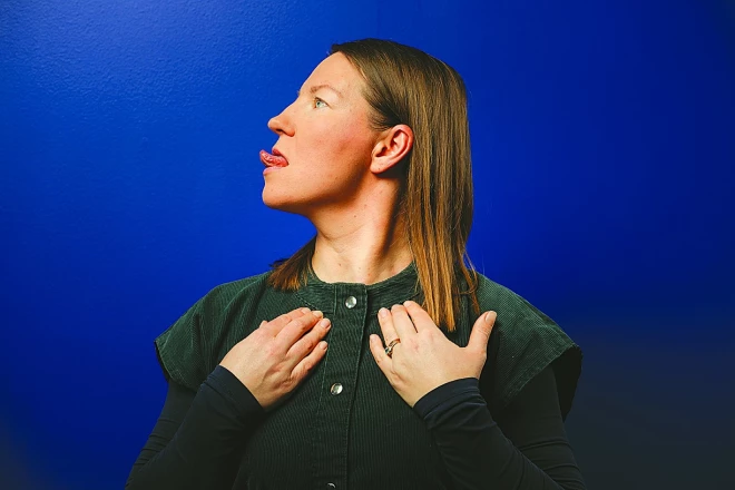 Papildus efektam izbāz mēli, kā redzams attēlā, un sajūti, kā nostiepjas kakla muskuļi