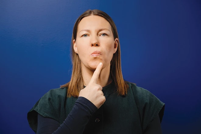 Noturi lūpas aizvērtas un virzi mēli apkārt mutei to spiežot ar spēku nedaudz uz āru. Sāc ar zonu zem deguna.