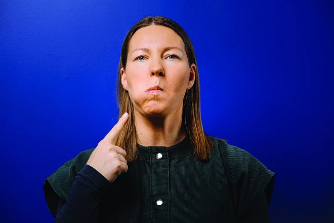 Turpini, izpildot vismaz 5 apļus. Ieelpo un izelpojot atbrīvojies. Tad izpildi vingrinājumu uz labo pusi arī vismaz 5 reizes, sākot ar zonu zem deguna. Ieelpo un izelpojot atbrīvojies.