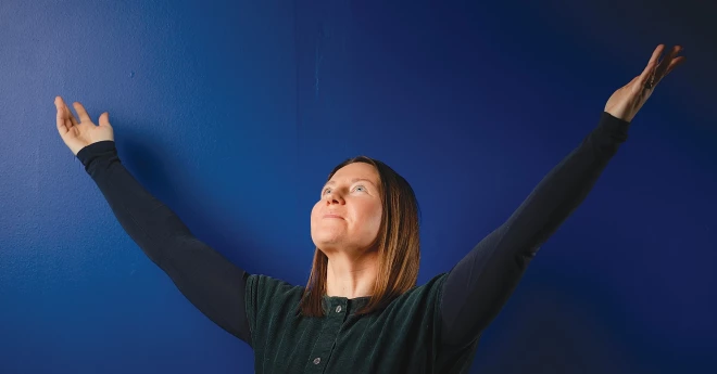 Iztaisno muguru, pacel augšā rokas un galvu