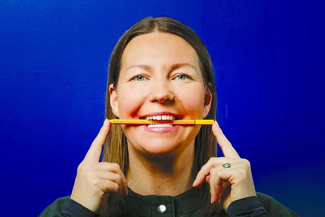 Novieto zīmuli starp zobiem, kā parādīts attēlā, un centies to noturēt vismaz 3 - 5 minūtes