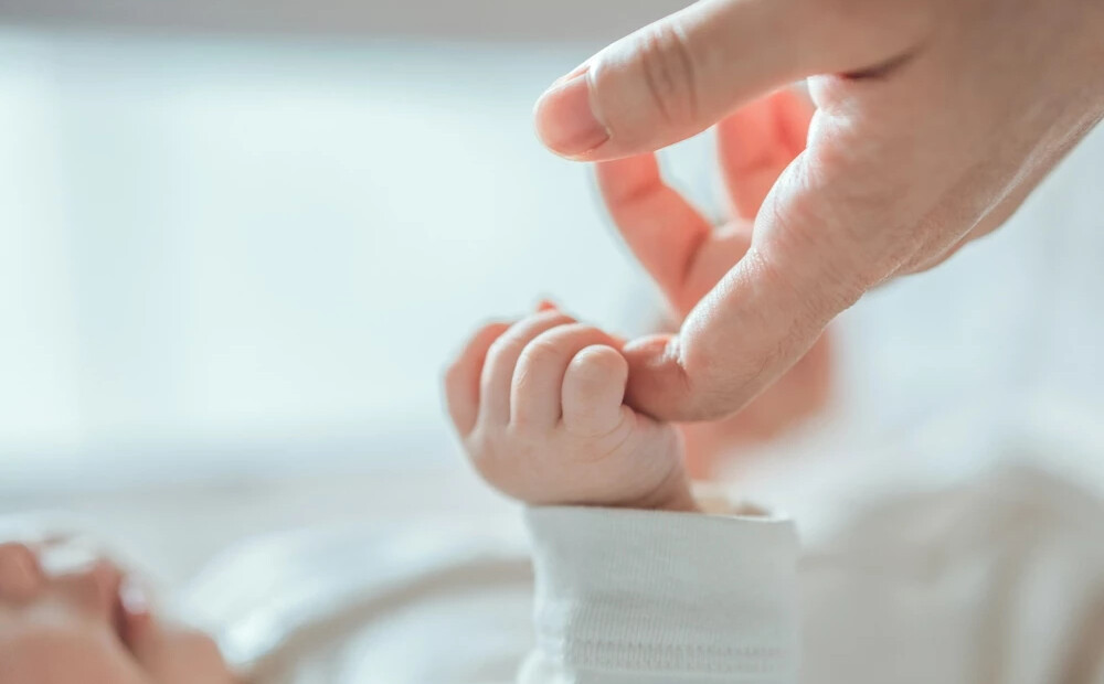 Latvijā piekto mēnesi pēc kārtas reģistrēts mazāk par tūkstoti jaundzimušo