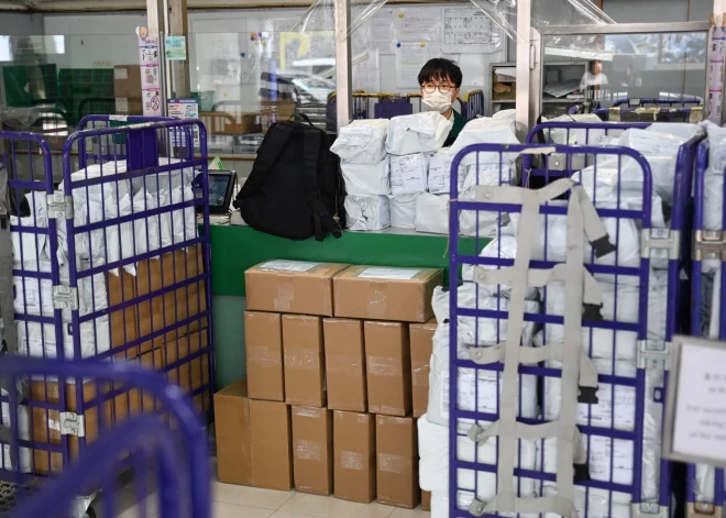 Honkonga atbild ASV uzliekamajiem tarifiem – aptur pasta sūtījumus uz ASV