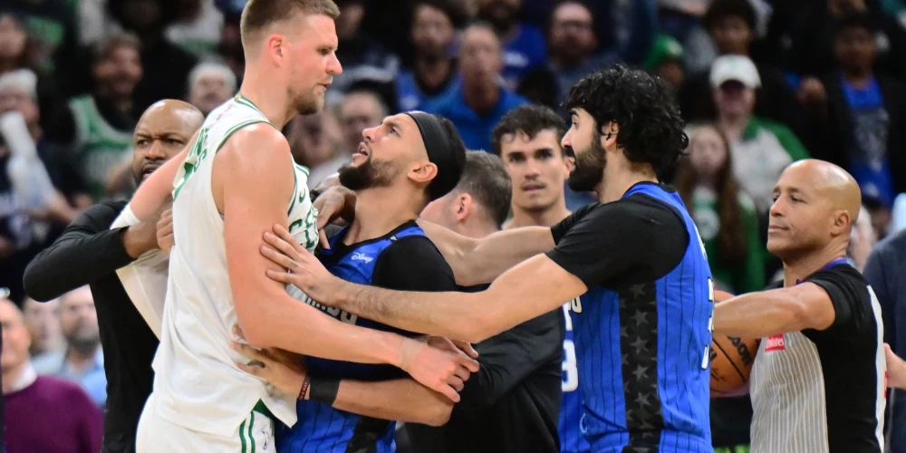 Vienā no sezonas spēlēm pret Orlando Kristaps Porziņģis (no kreisās) iesaistījās konfliktā ar Gogu Bitadzi.