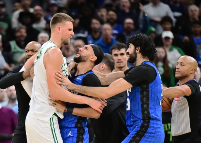 Porziņģa "Celtics" uzzina NBA izslēgšanas spēļu pirmās kārtas pretinieci, "play-off" tiek arī "Warriors"