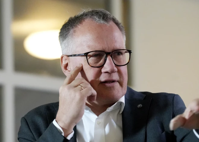 "Kaujas laukā šie nav paši efektīvākie ieroči!" Finanšu ministrs kritizē ieceri tērēt 900 000 eiro par parādes zobeniem