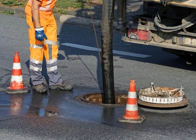 Aizturēts ļaunprātīgais komersants, kura dēļ Rīgas kanalizācijā izplatījās nelāga smaka