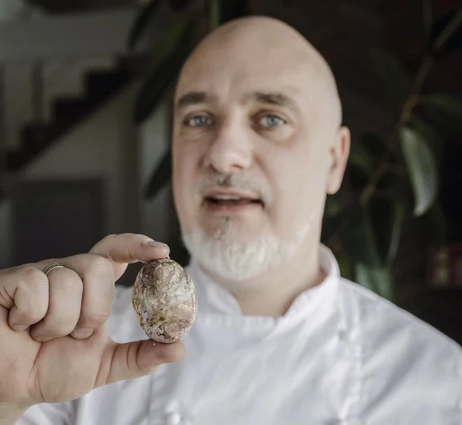 Шеф-повар Лаурис Алексеев советует использовать на Пасху яйца от кур, несущихся вне клеток.