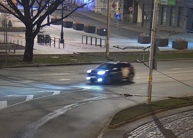 Vīrietis ar auto iebrauc Akmens tilta margās