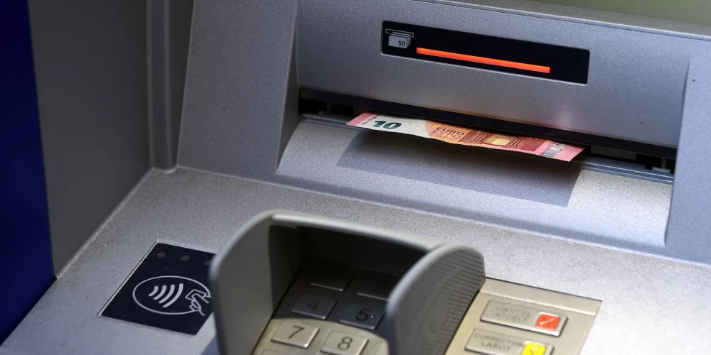 Из латвийских банкоматов русский язык уже изгнали.