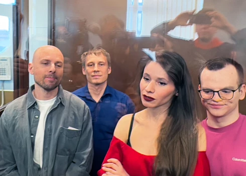 TOPSHOT - Russian journalists (L-R) Sergei Karelin, Konstantin Gabov, Antonina Kravtsova and Artem Kriger, charged with "participating in an extremist group" over collaborating with the banned organisations of late opposition leader Alexei Navalny, stand inside the glass cage during the verdict announcement at the Nagatinsky court in Moscow on April 15, 2025. (Photo by AFP)