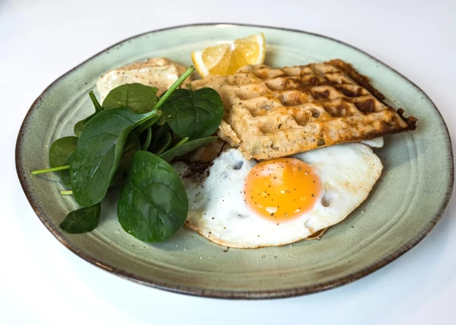 Recepte Lieldienu rītam: sāļās vafeles Montas Priedes gaumē