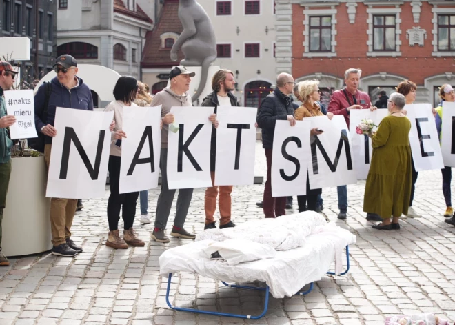16 апреля в Риге у Ратуши прошел пикет против нарушения ночного покоя.