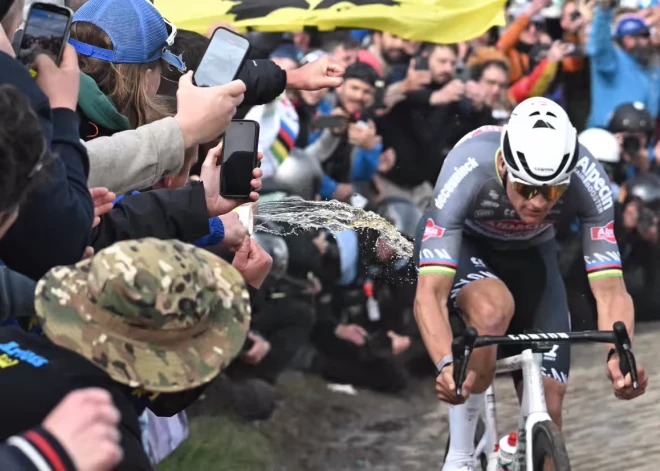 Riteņbraukšanas fans, kurš bijis alkohola reibumā, nožēlo savu rīcību Parīze-Rubē velobrauciena laikā