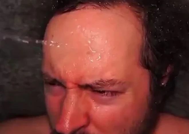 Strīmeris pelna lielu naudu, ļaujot skatītājiem sevi spīdzināt ar "ķīniešu ūdens metodi". "Twitch" viņu nobloķē