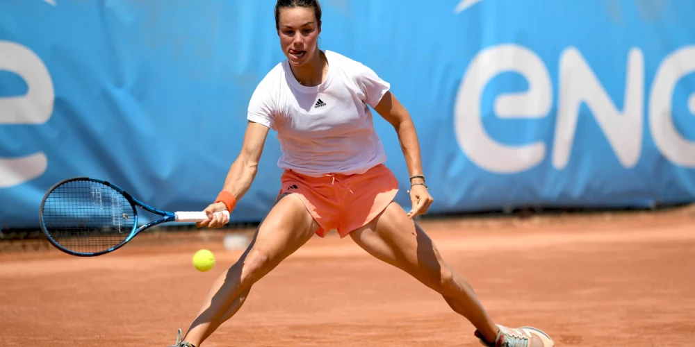 Talantīgā fanču tenisiste ceļgala savainojuma dēļ ilgāku laiku bija spiesta iztikt bez tenisa, tāpēc WTA rangā nokritusi jau līdz ceturtajam simtam.