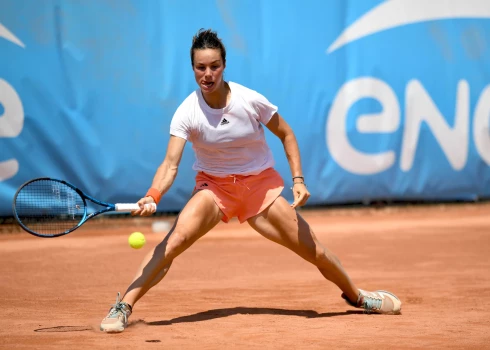 Talantīgā fanču tenisiste ceļgala savainojuma dēļ ilgāku laiku bija spiesta iztikt bez tenisa, tāpēc WTA rangā nokritusi jau līdz ceturtajam simtam.