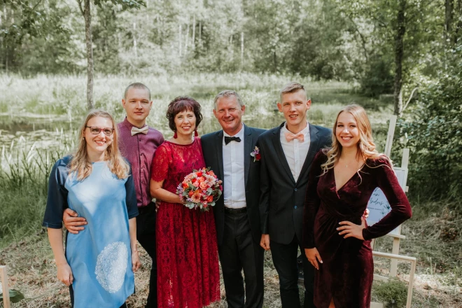Inga un Andris savā kāzu dienā ar bērniem Daci, Jāni, Sandi, Ditu.