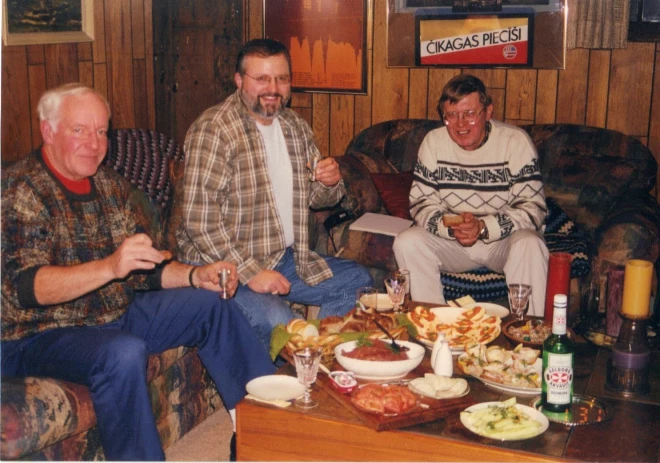 Trīs no piecīšiem – Alberts Legzdiņš, Armands Birkens un Uldis Ievāns. Foto tapis Ulda Ievāna mājās.