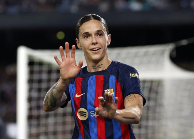 VIDEO: "Barcelona" futboliste saņem diskvalifikāciju par intīmiem pieskārieniem pretiniecei