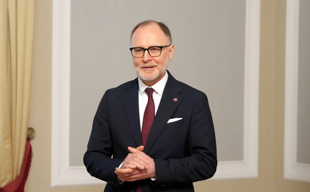Aizsardzības ministrs Sprūds aptur virsnieku parādes zobenu iepirkumu