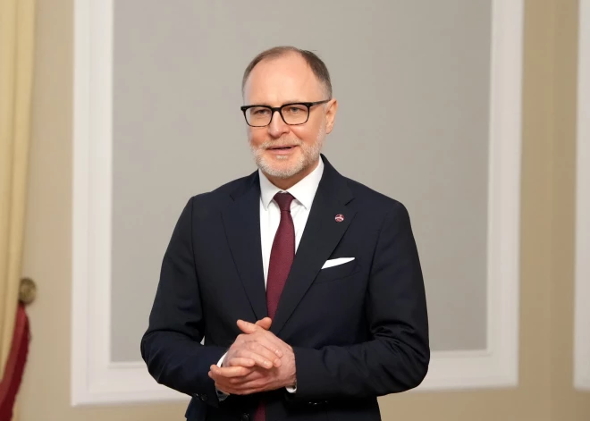 Aizsardzības ministrs Sprūds aptur virsnieku parādes zobenu iepirkumu