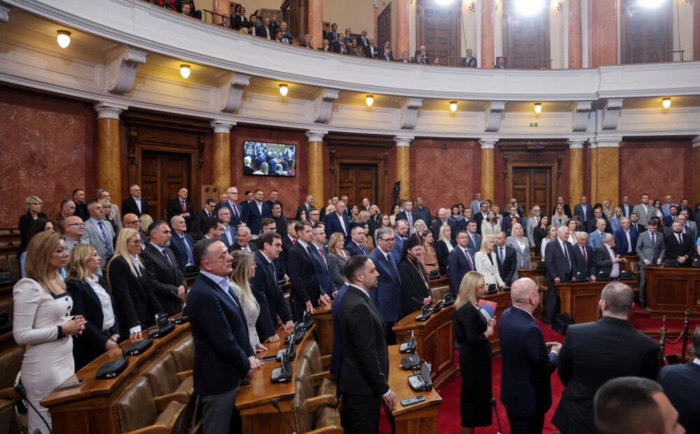 Politiskās krīzes vidū Serbija apstiprina jaunu valdību bez būtiskām pārmaiņām