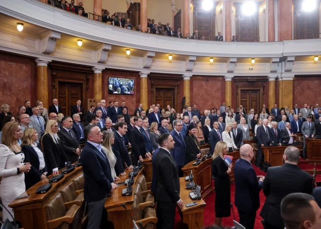 Politiskās krīzes vidū Serbija apstiprina jaunu valdību bez būtiskām pārmaiņām