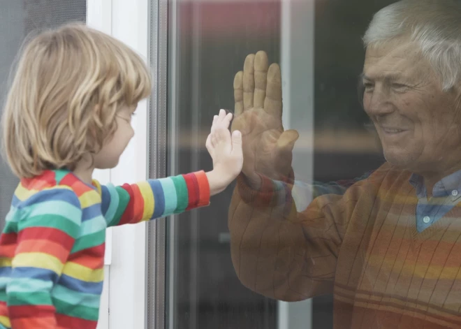 Многодетные семьи или пенсионеры - кому нужнее поддержка? Кажется, Латвии придется выбирать