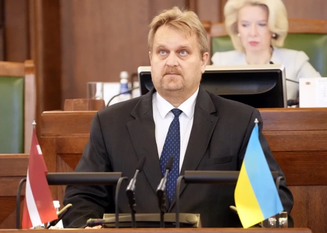 Pēc divām balsošanas kārtām Saeimas komisijā atbalsta "pēkšņu" priekšlikumu dubultot partijas biedru skaitu dalībai Saeimas vēlēšanās