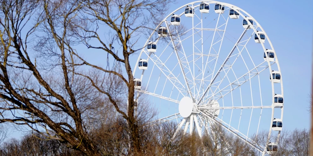 Общая высота Рижского колеса обозрения составляет 65 метров.