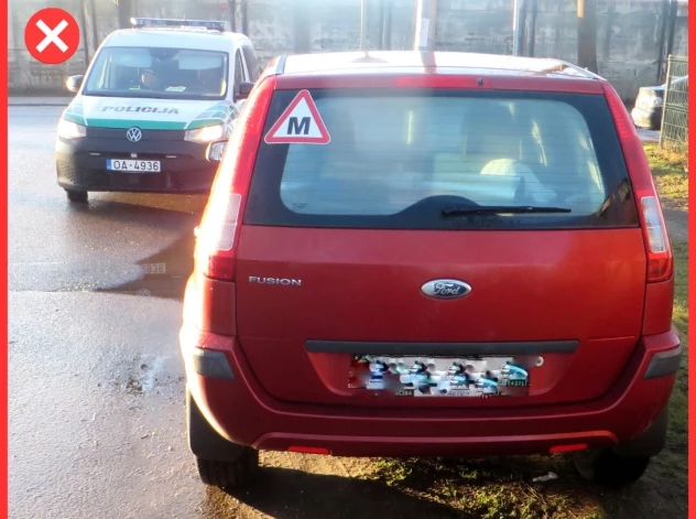 Liepājas daudzdzīvokļu māju pagalmos aizvien biežāk automašīnas novieto zālājos, kas ir aizliegts ar likumu.