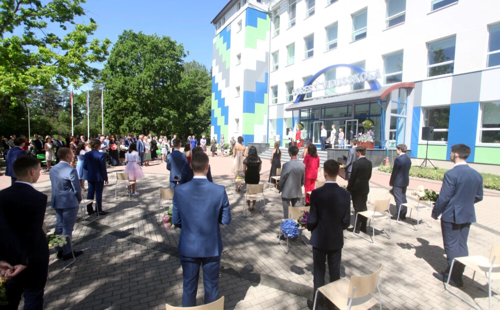 Vieniem pusdienas ģimenes lokā, citiem – lidojums uz Īriju pēc sapņu kleitas – kā ģimenes Latvijā svin bērnu izlaidumus