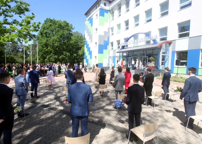 Vieniem pusdienas ģimenes lokā, citiem – lidojums uz Īriju pēc sapņu kleitas – kā ģimenes Latvijā svin bērnu izlaidumus