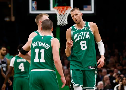 Kristapa Porziņģa komandas biedrs Peitons Pričards (Nr.11) var tikt pie individuālās balvas.